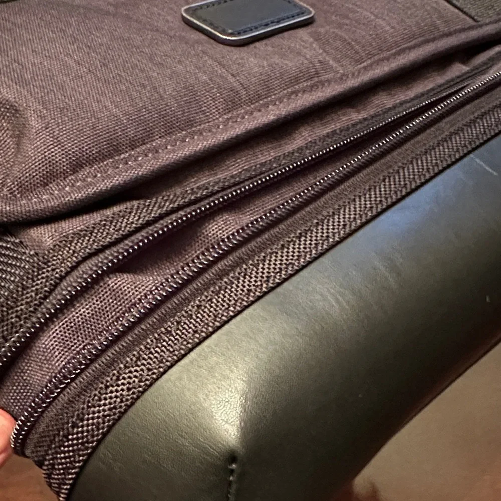 TUMI Black leather Gray EXPANDABLE Alpha Messenger Bag new without tags 💼 🆕 ✈️ 💻